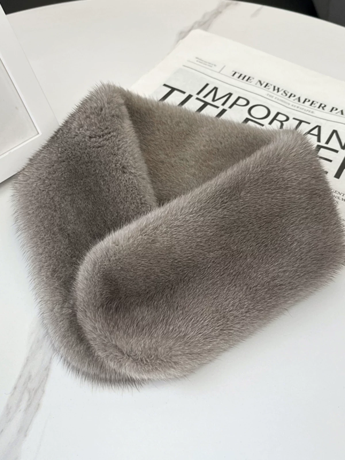 Women's Winter Genuine Whole-Pelt Mink Fur Scarf – Warm, Reversible, and Versatile; Suitable as a Neck Warmer or Collar.