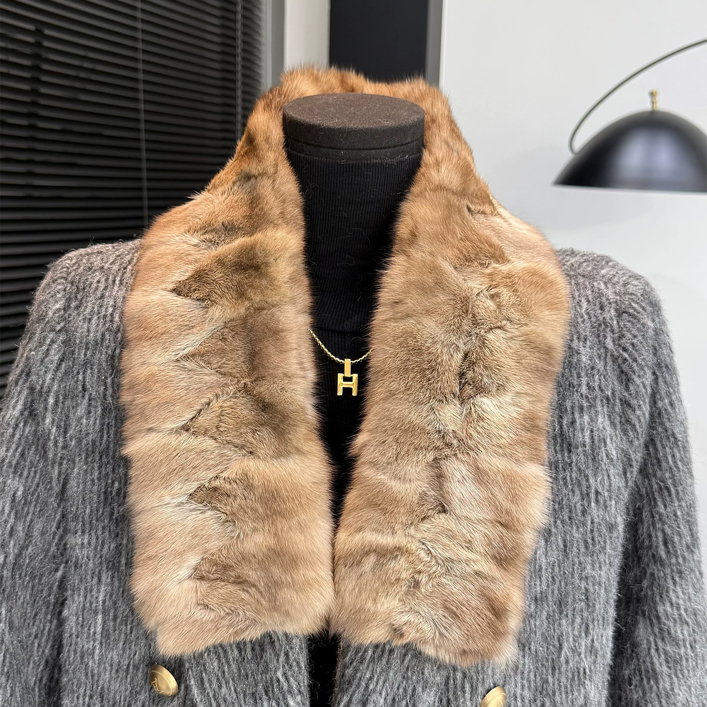 Women’s Russian Sable Fur Cross-Over Scarf – Elegant Textured Winter Neck Wrap